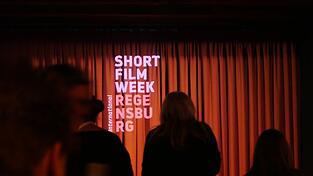 256 Kurzfilme aus 59 Ländern verteilt auf 56 Programme in sechs Kinos: Das ist die Kurzfilmwoche in Zahlen. 256 Kurzfilme aus 59 Ländern verteilt auf 56 Programme in sechs Kinos: Das ist die Kurzfilmwoche in Zahlen.