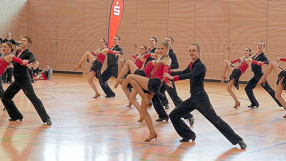 Hohes K&ouml;nnen, gepaart mit tollen Kost&uuml;men und dem passenden Make-up, boten die jungen Frauen und M&auml;nner aus Lauf dem Publikum.