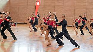 Hohes K&ouml;nnen, gepaart mit tollen Kost&uuml;men und dem passenden Make-up, boten die jungen Frauen und M&auml;nner aus Lauf dem Publikum.