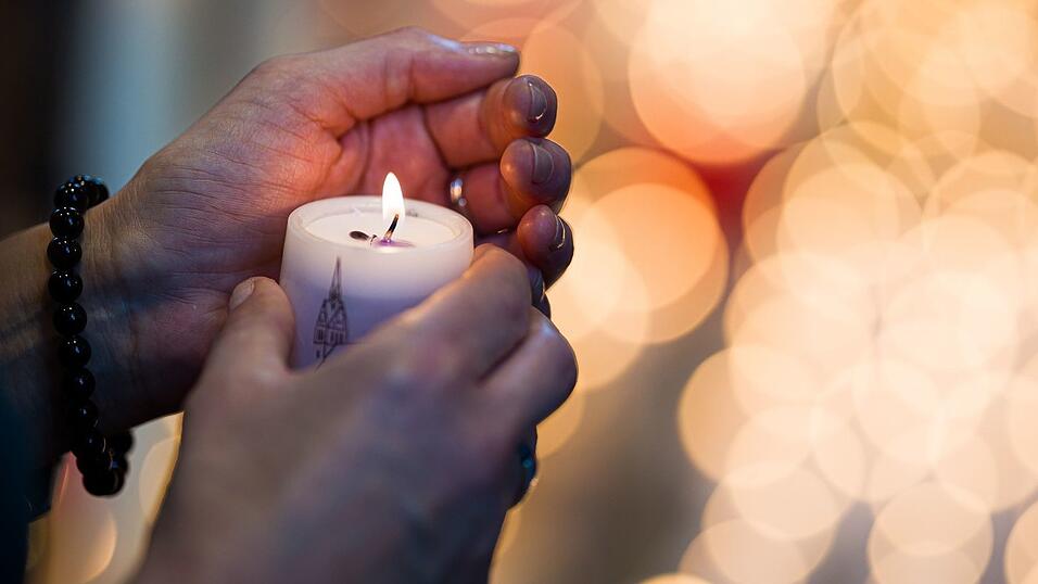 Nach der T&ouml;tung von sechs Menschen in Stade haben viele Menschen bei einem Trauergottesdienst Trost und Gemeinschaft gesucht.