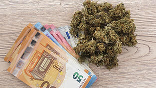 50 Gramm Marihuana und 600 Euro soll der Angeklagte erbeutet haben. Imago/Guido Schiefer 50 Gramm Marihuana und 600 Euro soll der Angeklagte erbeutet haben. Imago/Guido Schiefer