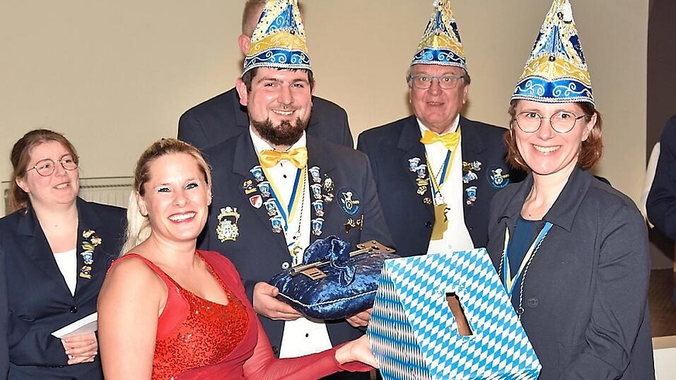 Zum Abschluss der Veranstaltung überreichten die Narrentisch-Präsidenten Sandy Aumüller (2. v. l.) und Lukas Blasini (3. v. l.) Bürgermeisterin Andrea Probst (r.) die Stadtkasse und den Rathausschlüssel.