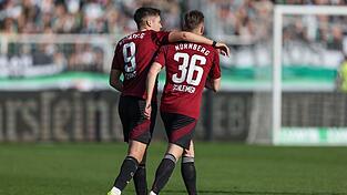 Stefanos Tzimas (l) und Lukas Schleimer (r) sorgen beim 1. FC Nürnberg für Erleichterung.