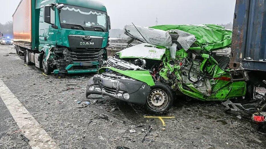 Ein völlig zerstörtes Fahrzeug steht nach einem Unfall auf der A93 vor einem Lastwagen. Bei dem Unfall starben drei Menschen. Ein völlig zerstörtes Fahrzeug steht nach einem Unfall auf der A93 vor einem Lastwagen. Bei dem Unfall starben drei Menschen.