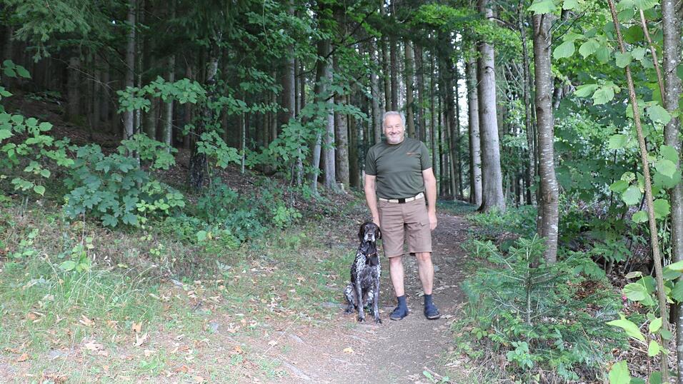 Felix Kauschinger mit seinem Jagdhund, einem Deutsch Kurzhaar namens Dasko Felix Kauschinger mit seinem Jagdhund, einem Deutsch Kurzhaar namens Dasko