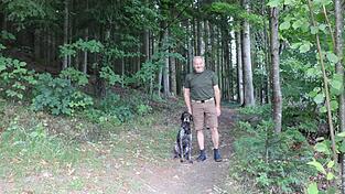 Felix Kauschinger mit seinem Jagdhund, einem Deutsch Kurzhaar namens Dasko Felix Kauschinger mit seinem Jagdhund, einem Deutsch Kurzhaar namens Dasko