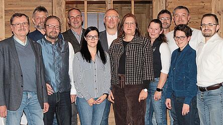 Diese Kandidaten stellen sich &uuml;ber die CSU-Liste am 8. M&auml;rz 2026 zur Wahl zum Gemeinderat (von links): Alois Heitzer, Peter Fischer, Peter Schw&auml;gerl, Dr. Stefan Enderlein, Petra Wegscheider, Christian Sp&auml;th, Andrea Sp&auml;th, Rita Schw&auml;gerl, Markus Adam, Ingrid Heut, Matthias Preiter, Florian Muhrer. Alois Heitzer (links) kandidiert au&szlig;erdem als B&uuml;rgermeister.