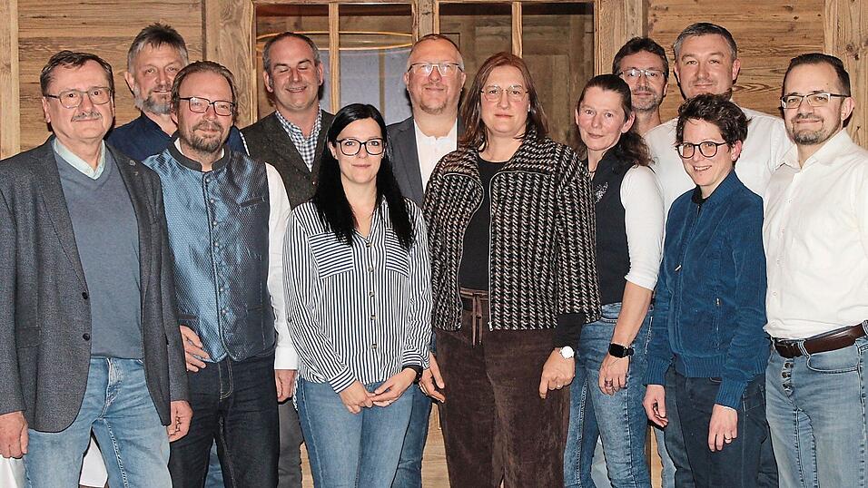 Diese Kandidaten stellen sich über die CSU-Liste am 8. März 2026 zur Wahl zum Gemeinderat (von links): Alois Heitzer, Peter Fischer, Peter Schwägerl, Dr. Stefan Enderlein, Petra Wegscheider, Christian Späth, Andrea Späth, Rita Schwägerl, Markus Adam, Ingrid Heut, Matthias Preiter, Florian Muhrer. Alois Heitzer (links) kandidiert außerdem als Bürgermeister.