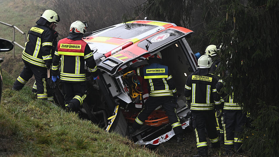 Ein Krankenwagen ist am Freitagnachmittag nahe Vilsbiburg in den Graben gefahren. Ein Krankenwagen ist am Freitagnachmittag nahe Vilsbiburg in den Graben gefahren.