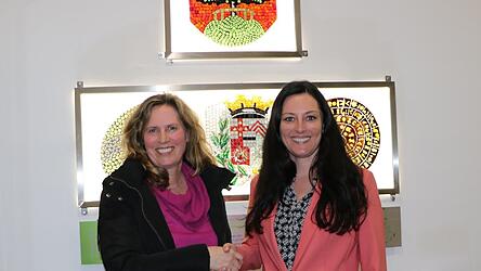 Mainburg wird k&uuml;nftig von einer Frau regiert. Annette Setzensack (links) und Karoline Fritz-Ertlmaier ziehen in die Stichwahl.