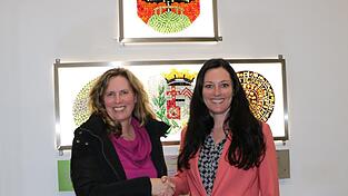 Mainburg wird k&uuml;nftig von einer Frau regiert. Annette Setzensack (links) und Karoline Fritz-Ertlmaier ziehen in die Stichwahl.