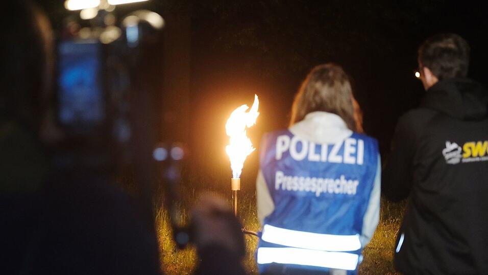 Das restliche Gas aus den Leitungen wurde in der Nacht rund um die Unfallstelle geleert. Es wurde über eine Fackel abgebrannt. Das restliche Gas aus den Leitungen wurde in der Nacht rund um die Unfallstelle geleert. Es wurde über eine Fackel abgebrannt.