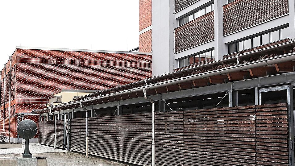 Vor dem Einzug der Mittelschule Schönbrunn müssen an der alten Staatlichen Realschule erst einmal Maler-, Bodenbelags- und Beleuchtungsarbeiten durchgeführt werden. Vor dem Einzug der Mittelschule Schönbrunn müssen an der alten Staatlichen Realschule erst einmal Maler-, Bodenbelags- und Beleuchtungsarbeiten durchgeführt werden.