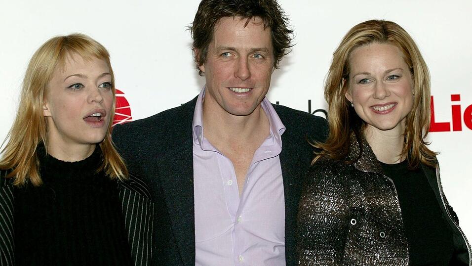 Ein Bild aus vergangenen «Romcom»-Zeiten: Hugh Grant mit Laura Linney und Heike Makatsch (links). (Archivbild)