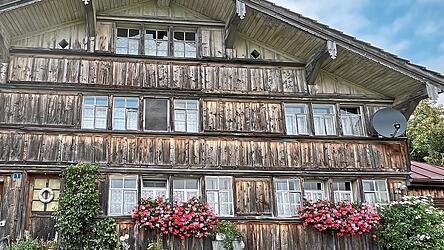 Die Bauernhäuser der Region sind fast nur aus heimischen Hölzern errichtet. Die Bauernhäuser der Region sind fast nur aus heimischen Hölzern errichtet.