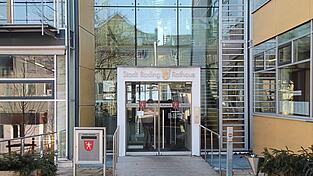 Bis auf einen Zettel mit der Aufschrift &bdquo;T&uuml;r defekt&ldquo; deutet nichts mehr auf den Einbruchsversuch hin.