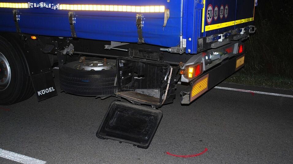 Bei einem Unfall auf der B20 sind in der Nacht auf Montag vier Menschen ums Leben gekommen. Bei einem Unfall auf der B20 sind in der Nacht auf Montag vier Menschen ums Leben gekommen.