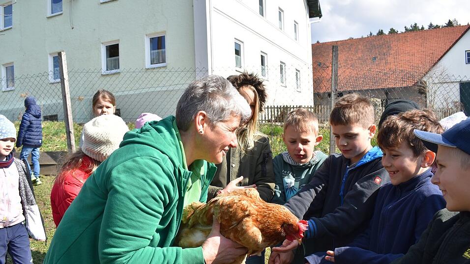 Mit großer Begeisterung nahmen die Kinder nacheinander von Elisabeth Resch die Henne entgegen. Mit großer Begeisterung nahmen die Kinder nacheinander von Elisabeth Resch die Henne entgegen.