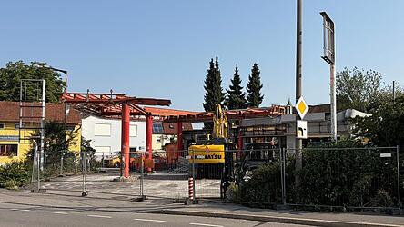Der Abriss der Agip-Tankstelle an der Ittlinger Stra&szlig;e in Straubing l&auml;uft auf Hochtouren.