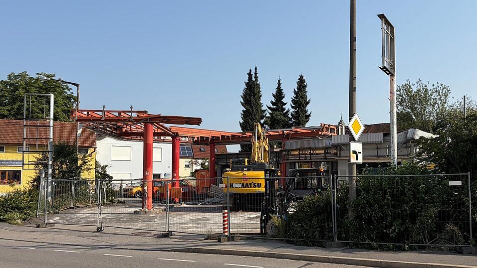 Der Abriss der Agip-Tankstelle an der Ittlinger Straße in Straubing läuft auf Hochtouren. Der Abriss der Agip-Tankstelle an der Ittlinger Straße in Straubing läuft auf Hochtouren.
