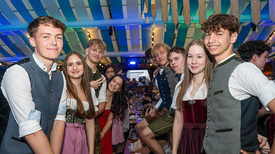 Die Partybilder vom Montag, 17. August, aus dem Festzelt Wenisch. Die Partybilder vom Montag, 17. August, aus dem Festzelt Wenisch.