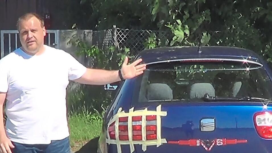 Den Prototyp für die Tests seiner Erfindung hat Christian Niestolik selbst an seinem Wagen angebracht. Seine Überzeugung: Der serienmäßige Einsatz neuer Heckleuchten verbessert die Sicherheit im Straßenverkehr. Den Prototyp für die Tests seiner Erfindung hat Christian Niestolik selbst an seinem Wagen angebracht. Seine Überzeugung: Der serienmäßige Einsatz neuer Heckleuchten verbessert die Sicherheit im Straßenverkehr.