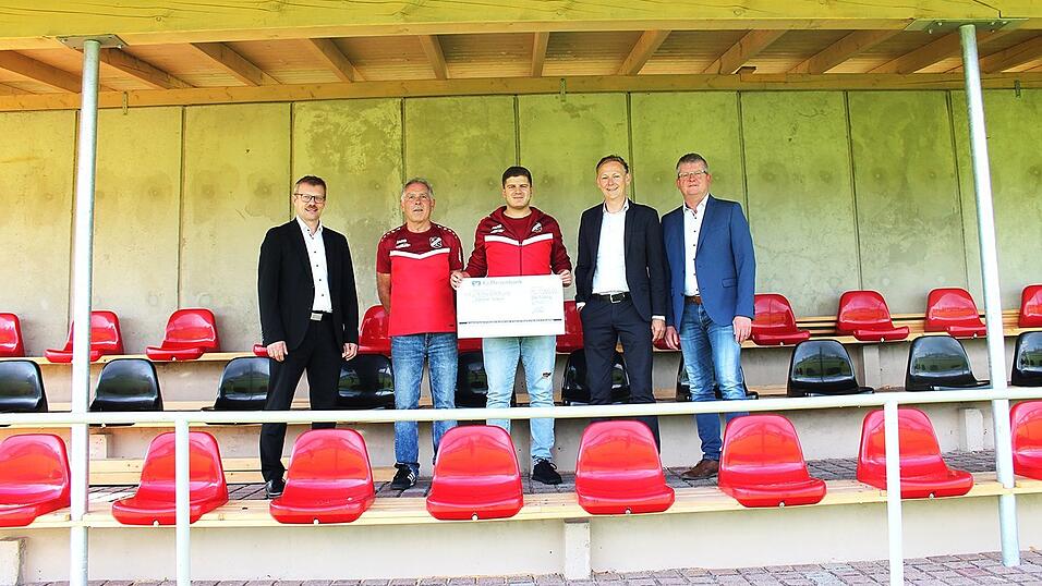 Scheckübergabe der Raiffeisenbank Bad Kötzting an den Sportverein Rimbach (v.l.): Filialleiter Reinhard Weiß, Max Wagerer, SV-Vorstand Felix Riedl, Raiffeisenbank-Vorsitzender Michael Wurm und Bürgermeister Heinz Niedermayer Scheckübergabe der Raiffeisenbank Bad Kötzting an den Sportverein Rimbach (v.l.): Filialleiter Reinhard Weiß, Max Wagerer, SV-Vorstand Felix Riedl, Raiffeisenbank-Vorsitzender Michael Wurm und Bürgermeister Heinz Niedermayer