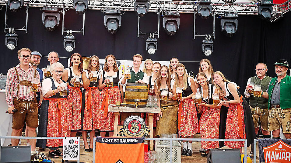 Im Festzelt Lechner stellten sich die NawaRo-Volleyballerinnen samt Verantwortlichen ihren Fans vor.