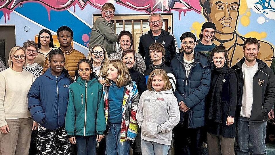 Die erste Sitzung des Jugendgremiums 2026 zeigt die neu gewählten Vorsitzenden Ilker Yesil und Lorenz Speil in der mittleren Reihe, 4. und 5. von rechts. Die erste Sitzung des Jugendgremiums 2026 zeigt die neu gewählten Vorsitzenden Ilker Yesil und Lorenz Speil in der mittleren Reihe, 4. und 5. von rechts.