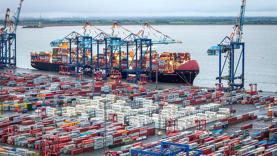 Nach der Ankunft des ersten Vollcontainerschiffs in Bremen wurde der Bau des Containerhafens in Bremerhaven vorbereitet. (Archivbild)