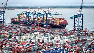 Nach der Ankunft des ersten Vollcontainerschiffs in Bremen wurde der Bau des Containerhafens in Bremerhaven vorbereitet. (Archivbild)