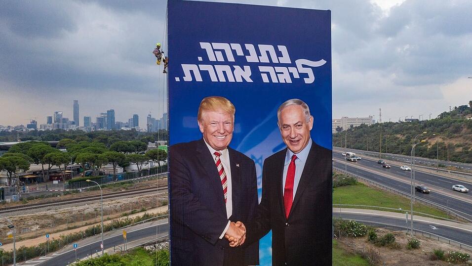 Wahlkampfplakat der rechtskonservativen Likud-Partei aus dem Jahre 2019, das den Ministerpräsidenten Benjamin Netanjahu (r) und US-Präsident Donald Trump zeigt. (Archivbild) Wahlkampfplakat der rechtskonservativen Likud-Partei aus dem Jahre 2019, das den Ministerpräsidenten Benjamin Netanjahu (r) und US-Präsident Donald Trump zeigt. (Archivbild)