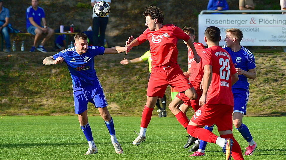 Plattlings Lorent Dobruna (im roten Trikot) versuchte es hier per Kopf, ein Treffer blieb ihm aber versagt. Plattlings Lorent Dobruna (im roten Trikot) versuchte es hier per Kopf, ein Treffer blieb ihm aber versagt.