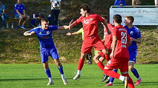 Plattlings Lorent Dobruna (im roten Trikot) versuchte es hier per Kopf, ein Treffer blieb ihm aber versagt. Plattlings Lorent Dobruna (im roten Trikot) versuchte es hier per Kopf, ein Treffer blieb ihm aber versagt.
