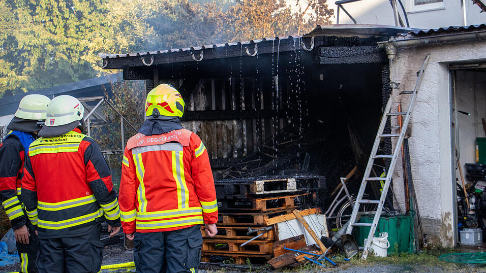 Die Feuerwehren hatten die Flammen rasch unter Kontrolle. Dennoch entstand beträchtlicher Schaden. Die Feuerwehren hatten die Flammen rasch unter Kontrolle. Dennoch entstand beträchtlicher Schaden.