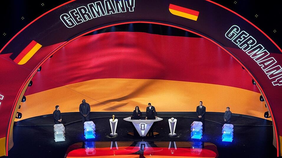 Die Bühne bei der WM-Auslosung leuchtet in den deutschen Farben. Die Bühne bei der WM-Auslosung leuchtet in den deutschen Farben.