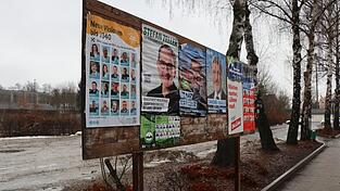 Der Wahlkampf in der Grenzstadt l&auml;uft auf Hochtouren. Neben den Kandidaten machen das flei&szlig;ige Helferlein im Hintergrund m&ouml;glich.