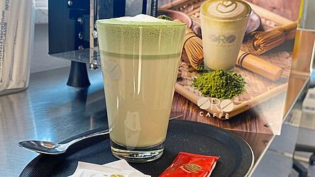 Ein Matcha Latte in der Boutique Gelato.