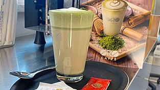Ein Matcha Latte in der Boutique Gelato.