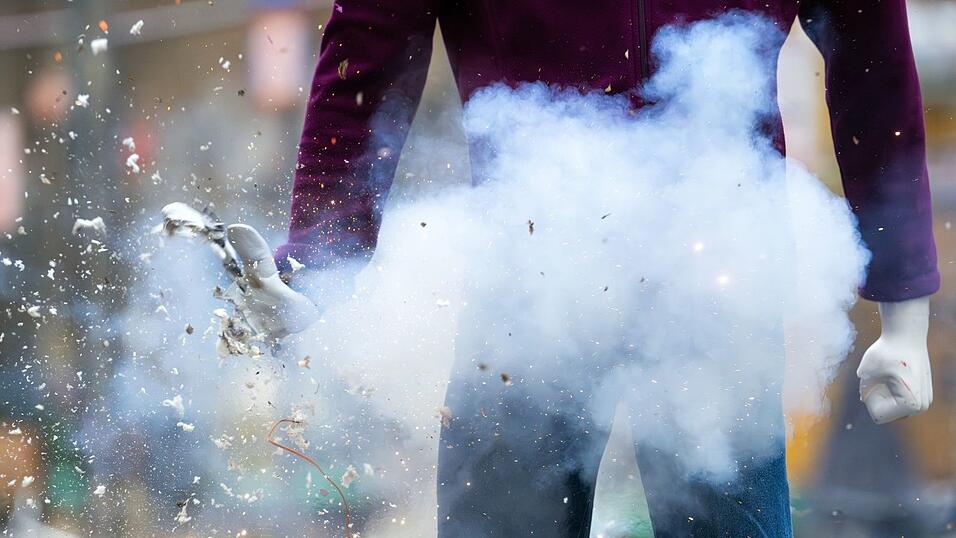 Warum die 14-Jährigen mit den Chemikalien für Pyrotechnik hantierten, ist nach wie vor unklar. (Symbolbild) Warum die 14-Jährigen mit den Chemikalien für Pyrotechnik hantierten, ist nach wie vor unklar. (Symbolbild)