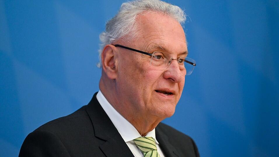 Innenminister Joachim Herrmann ehrt 22 Menschen für ihre Verdienste um die Innere Sicherheit. (Archivbild) Innenminister Joachim Herrmann ehrt 22 Menschen für ihre Verdienste um die Innere Sicherheit. (Archivbild)