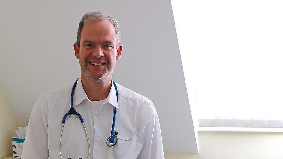 Allgemeinarzt Dr. Martin Dittner in seinen neuen Praxisr&auml;umen oberhalb der Apotheke St. Stephan.
