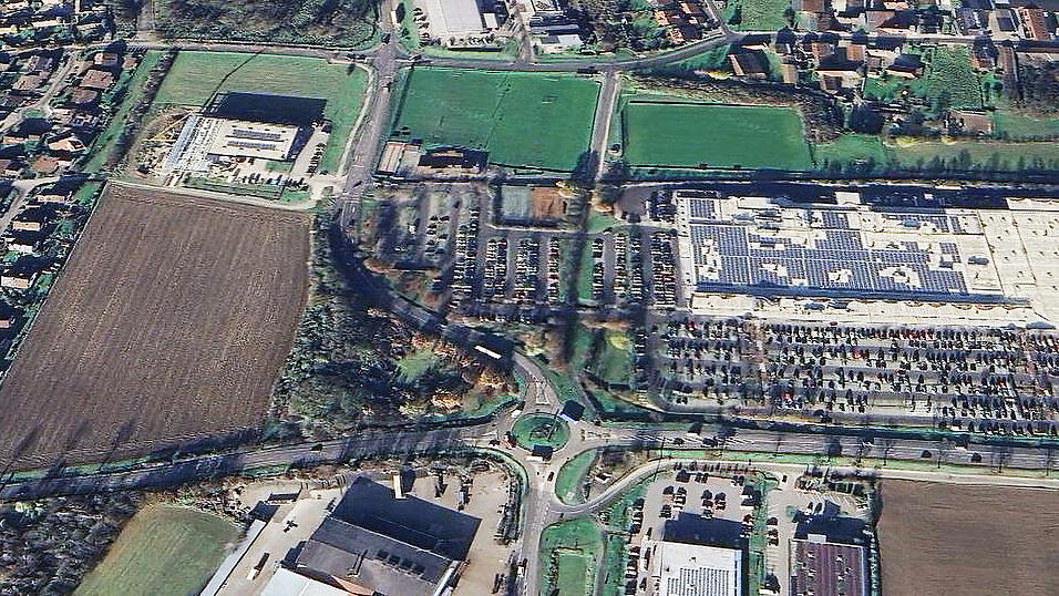 K&auml;mpferischer Nachbar: Das Feld westlich neben sich will das Plattlinger Globus-Zentrum nicht mit Konkurrenz aus den gleichen Sortimenten bebaut haben und beh&auml;lt sich daher weitere rechtliche Schritte gegen das geplante Fachmarktzentrum vor.