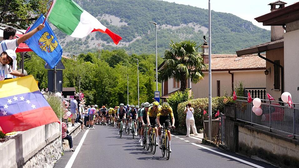 Das Peloton auf der 20. Etappe des Giro d&rsquo;Italia.