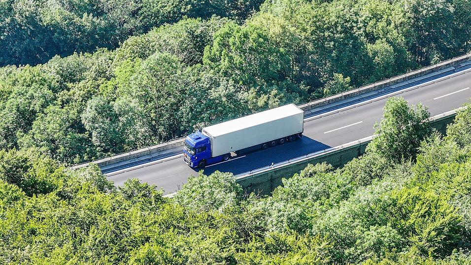 Der Lastwagen mit entz&uuml;ndlichem Gefahrgut steht auf der Autobahn A8 in Fahrtrichtung M&uuml;nchen.