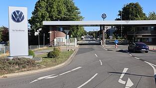 Blick auf das Tor Sandkamp am Volkswagenwerk - Wohin geht es für Volkswagen? Blick auf das Tor Sandkamp am Volkswagenwerk - Wohin geht es für Volkswagen?