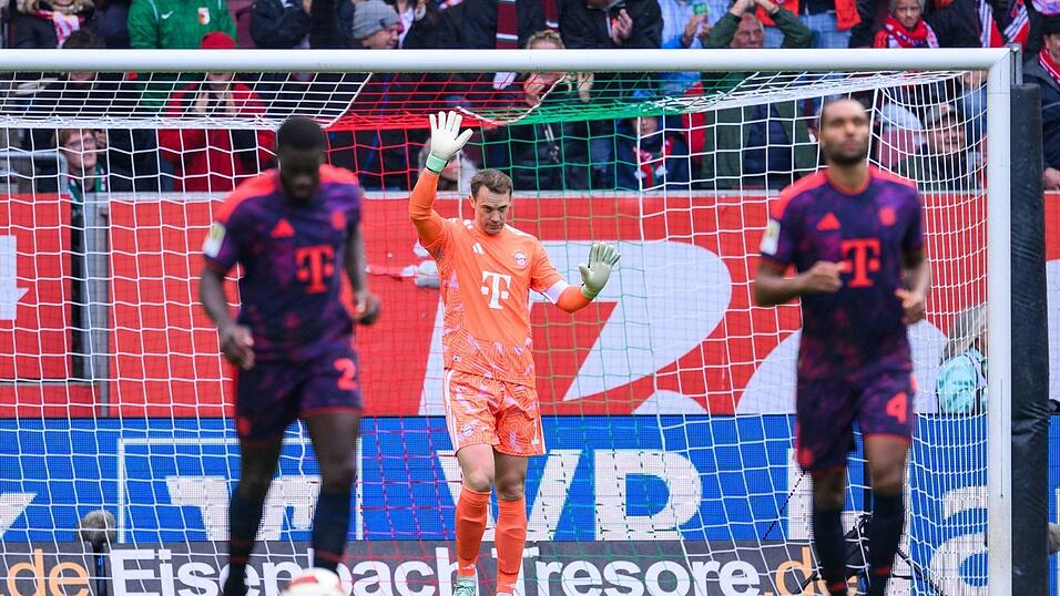 Manuel Neuer hebt entschuldigend die Hände. Manuel Neuer hebt entschuldigend die Hände.