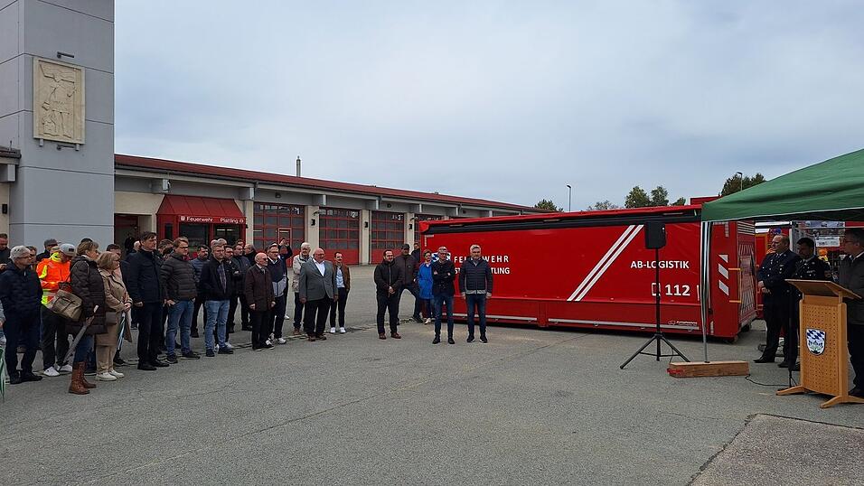 Viele Ehrengäste kamen, um beim offiziellen Baustart dabei zu sein. Viele Ehrengäste kamen, um beim offiziellen Baustart dabei zu sein.