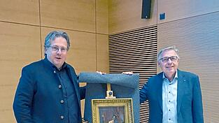 Richard Loibl und Projektleiter Rainhard Riepertinger zeigten ein Ausstellungsobjekt.