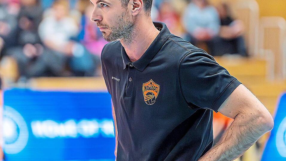 Mit dem Spiel seiner Mannschaft in Berlin und erst recht mit dem Ergebnis alles andere als glücklich: NawaRo-Trainer Roland Schwab. Mit dem Spiel seiner Mannschaft in Berlin und erst recht mit dem Ergebnis alles andere als glücklich: NawaRo-Trainer Roland Schwab.